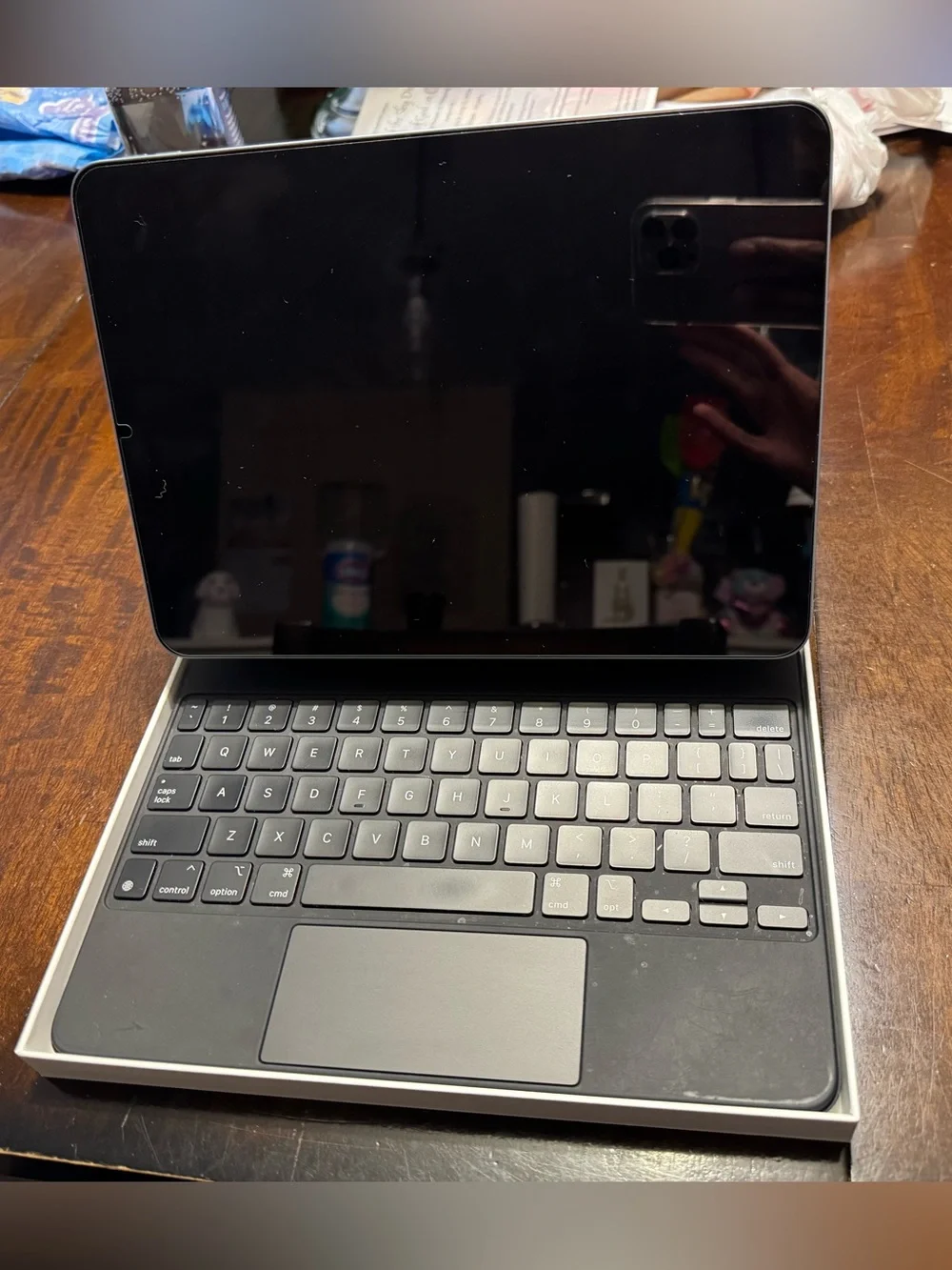 Apple iPad Air w/ Magic Keyboard (BUNDLE)